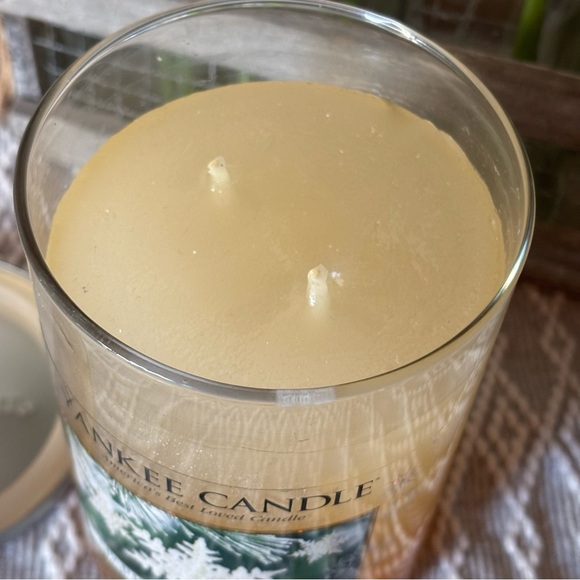 Yankee Signature Large Candle SPARKLING SNOW Scented 2 WICK 20 oz Jar. - Picture 2 of 4